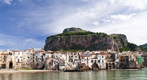 Il mare oltre lo stretto di Messina